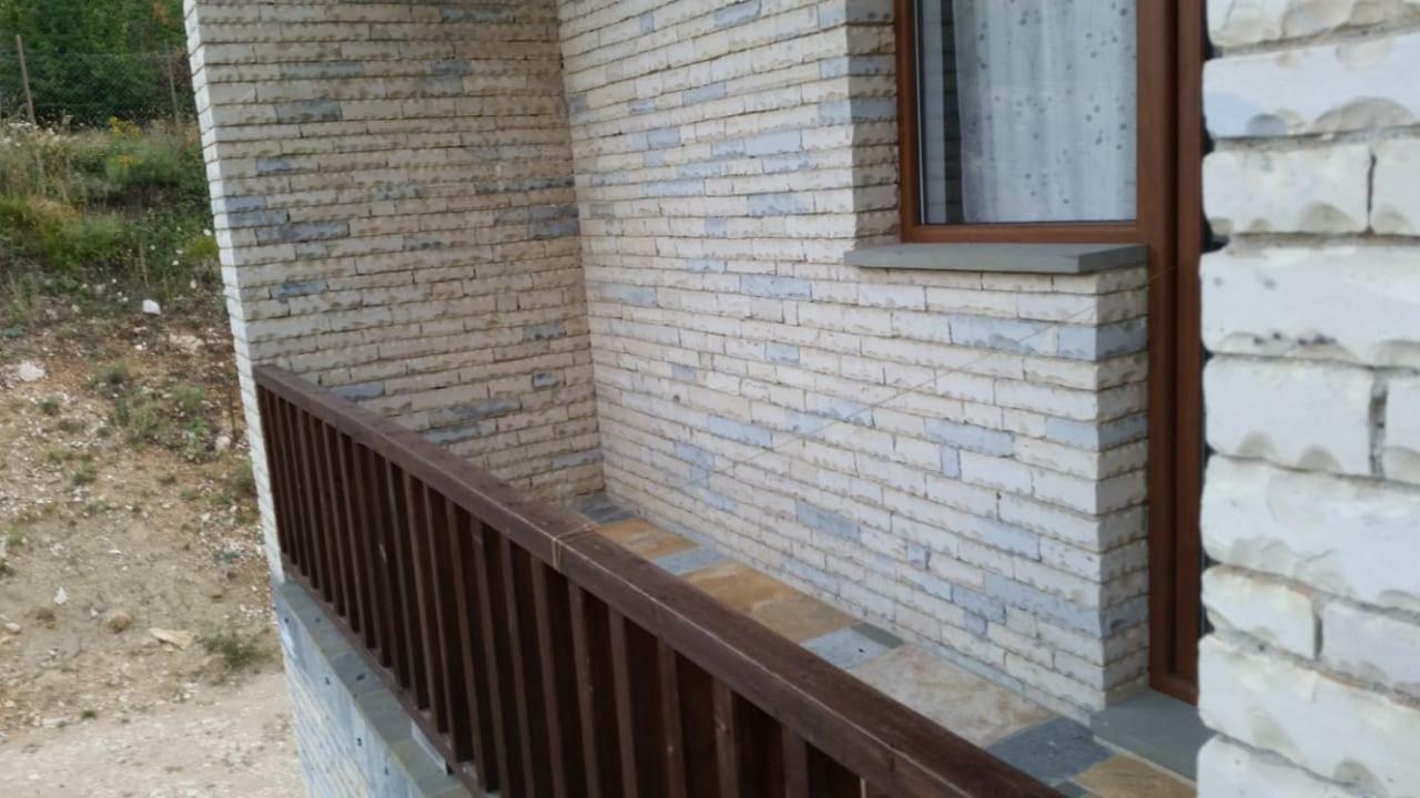 Bujtina E Tomorrit Hotel Ujanik Exterior photo
